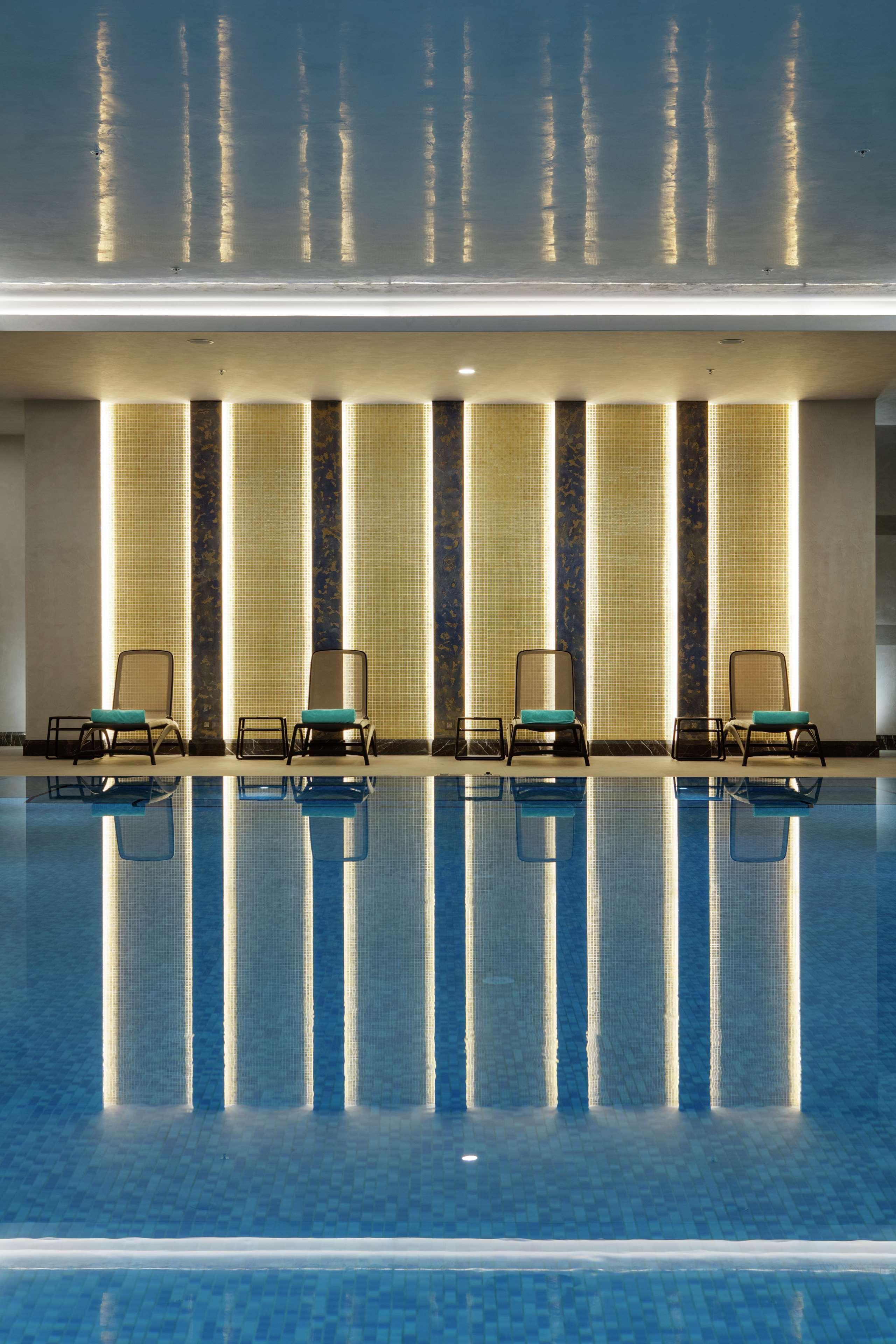 Doubletree By Hilton Antalya City Centre Kültér fotó The swimming pool at the hotel