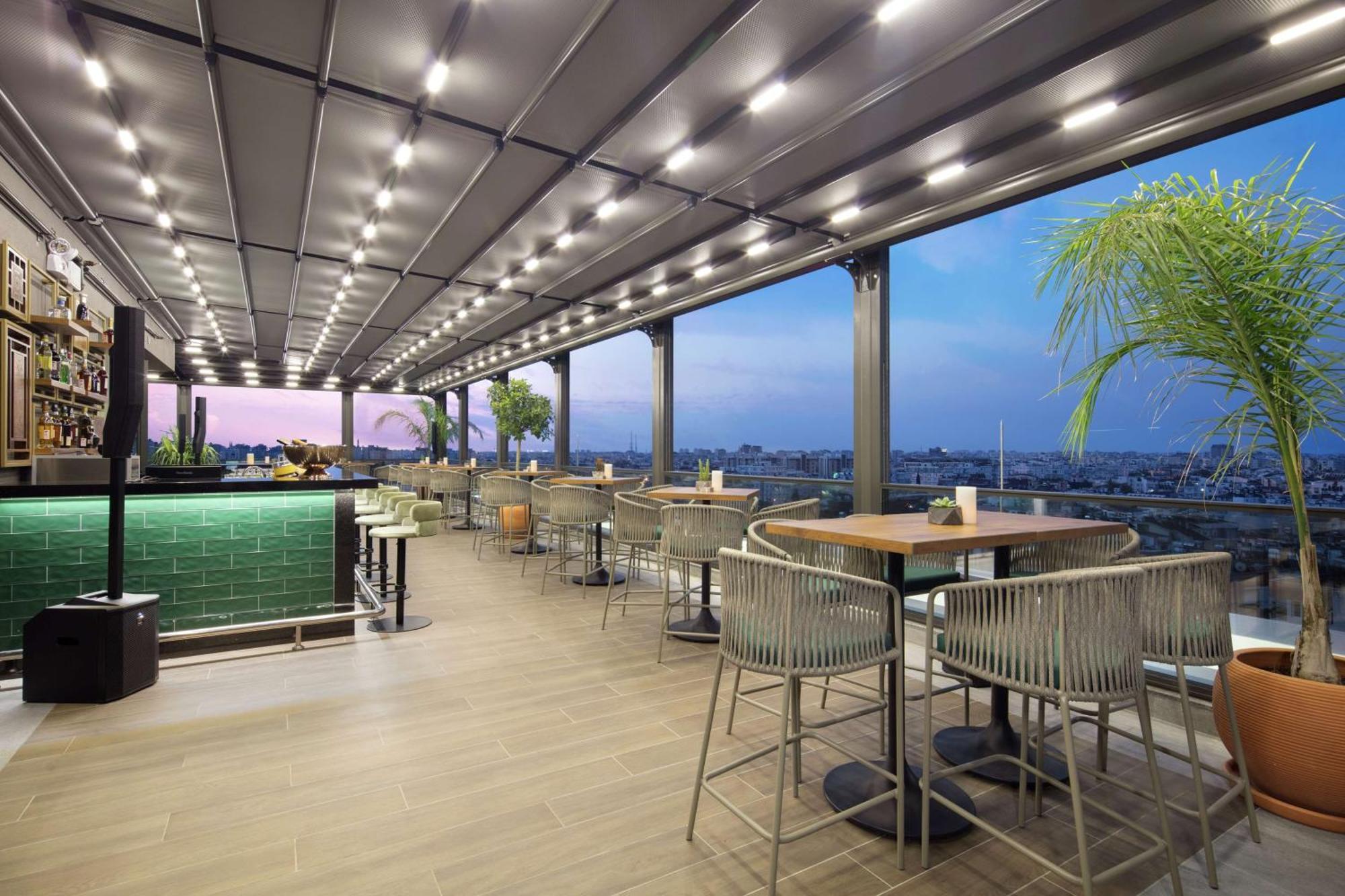 Doubletree By Hilton Antalya City Centre Kültér fotó Sky Bar